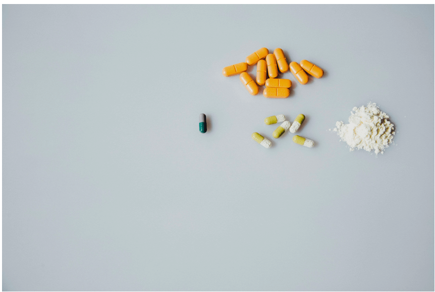 Verschiedene Nahrungsergänzungsmittel, die Selen als Schutzschild gegen Zellschäden fördern.