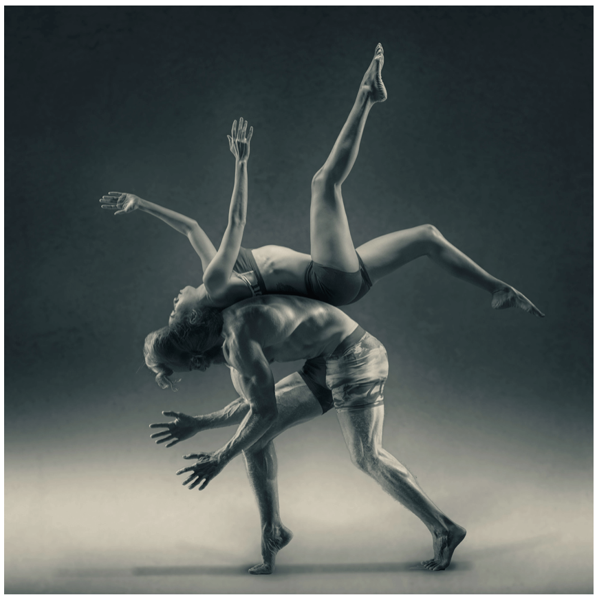 Szenische Darstellung von kraftvollem Tanz, ideal für schnellen Muskelaufbau und Fitness-Inspiration mit dem ORY-Plan.