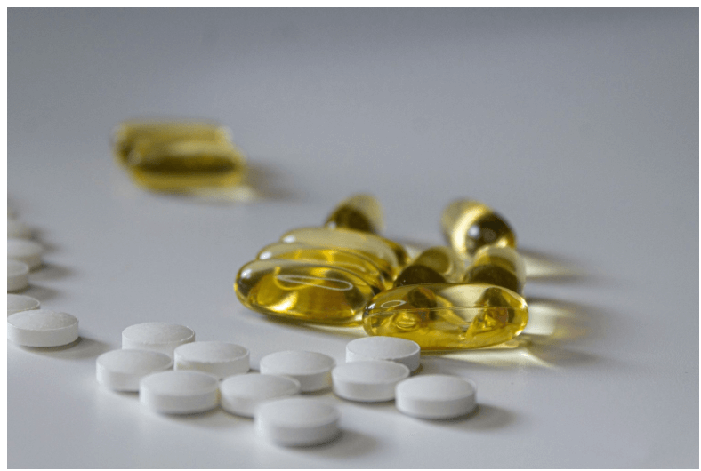 Öl-Kapseln und Tabletten, die die Gesundheitsvorteile von Omega-3-Fettsäuren unterstützen.