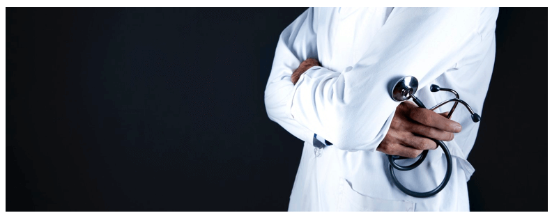 Arzt in weißem Laborkittel mit Stethoskop, Symbol für Tryptophan-Stoffwechsel Bedeutung in der Medizin.