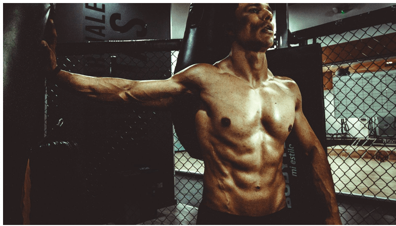 Myokine und Muskelaufbau: Schlüssel zu Gesundheit und Wohlbefinden, muskulöser Mann in Fitnessstudio.