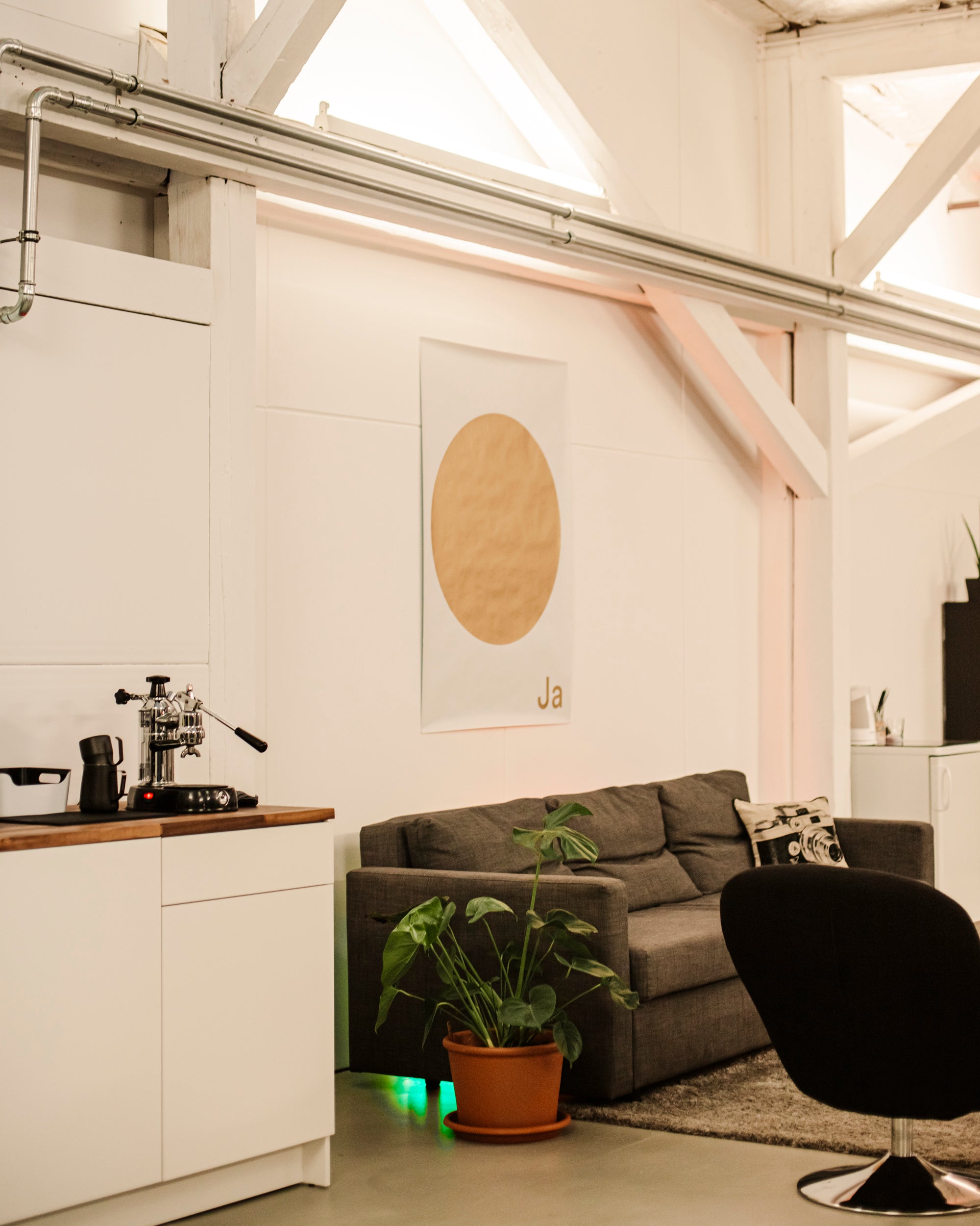 original plakat ja oui si displayed on a wall in a modern living space with a sofa and plants