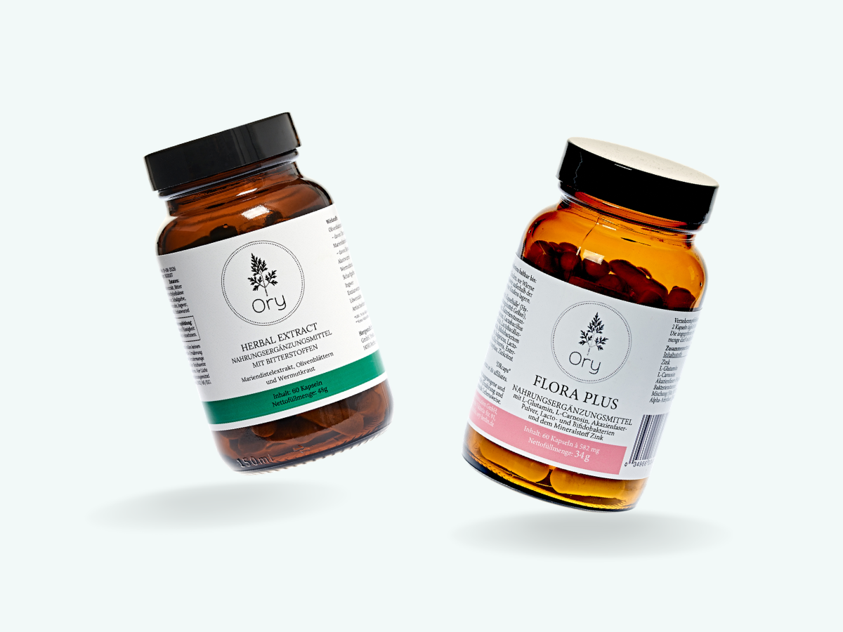 Zwei Nahrungsergänzungsmittel von ORY in Braunglasdosen: Herbal Extract mit Bitterstoffen und Flora Plus